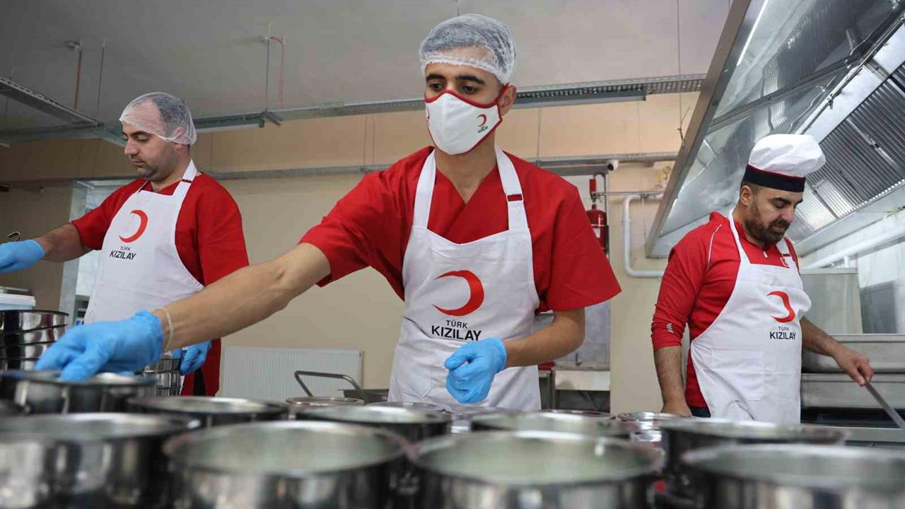 Elazığ'da Türk Kızılay, 200 İhtiyaç Sahibine Sıcak Yemek Sağlıyor
