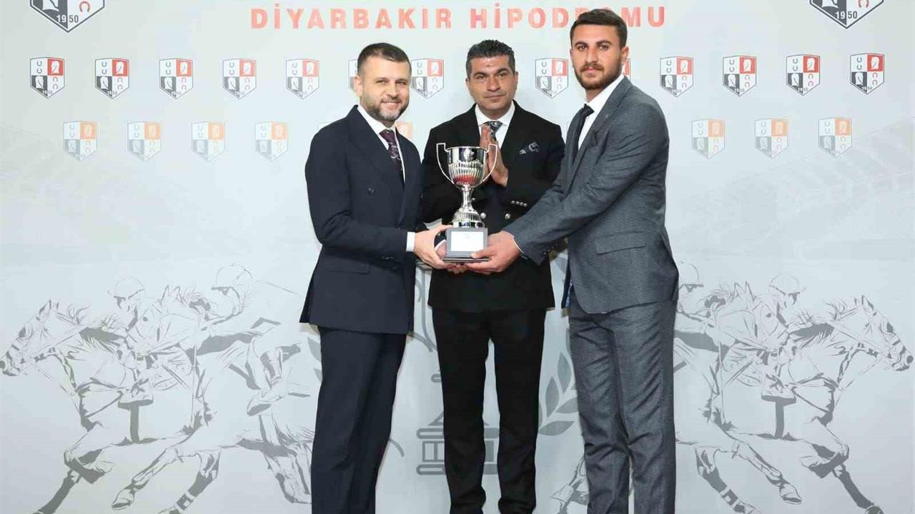 Diyarbakır Eğil'de Düzenlenen Yarışta Menabinoğlu Birinci Oldu