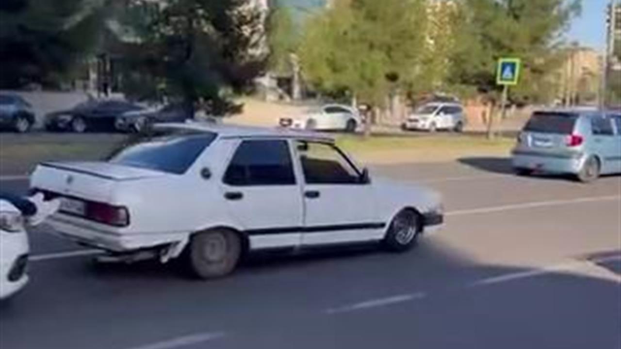 Diyarbakır Kayapınar'da Yolda Kalan Fiat Tofaş'ın Akıl Dışı İttirme Yöntemi