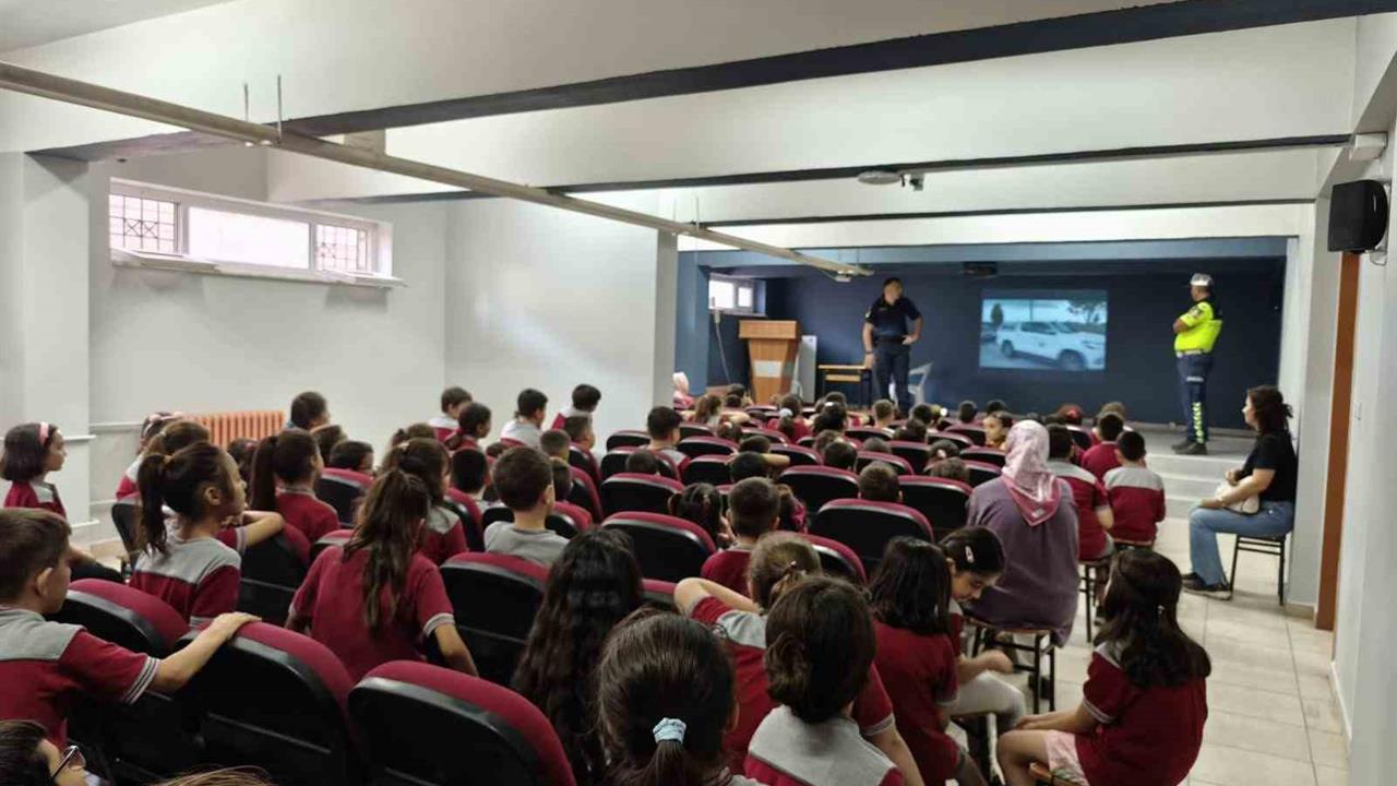 Aydın Buharkent'te Jandarma, Öğrencilere Görev ve Sorumluluklarını Tanıttı