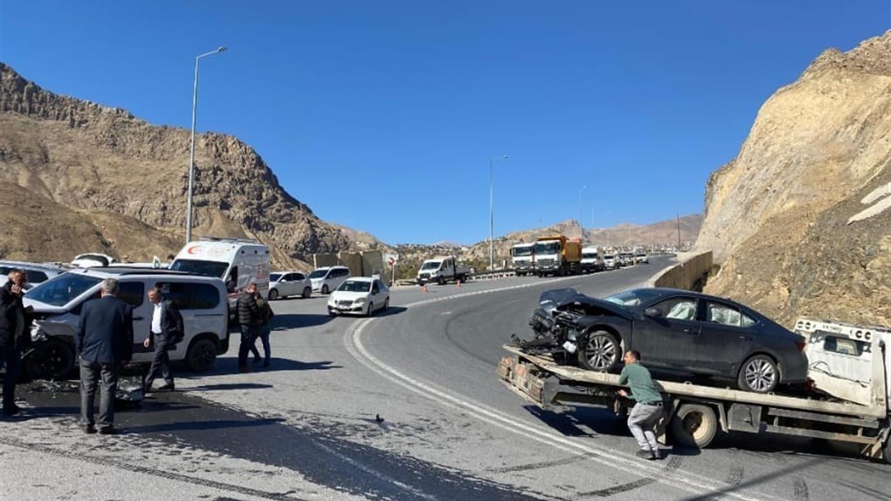 Hakkari Van Karayolu'nda Meydana Gelen Trafik Kazasında 3 Yaralı