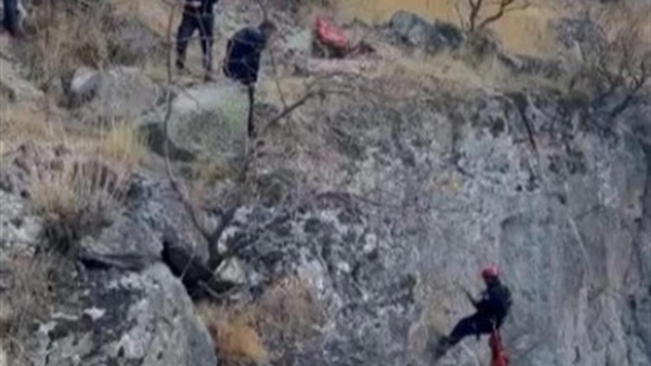 Kayseri Talas'ta Uçurumda Mahsur Kalan Keçi, İtfaiye Ekipleri Tarafından Kurtarıldı