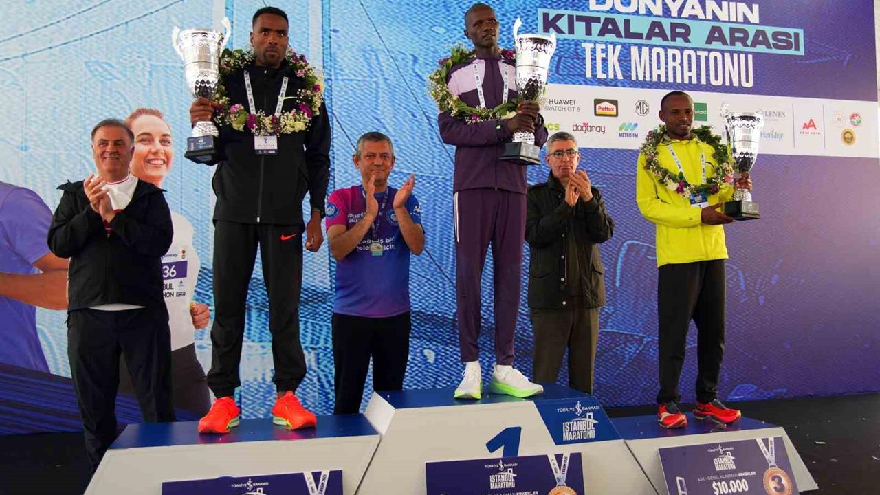 İstanbul'da 47. İstanbul Maratonu'nda Dereceye Giren Sporculara Ödülleri Verildi