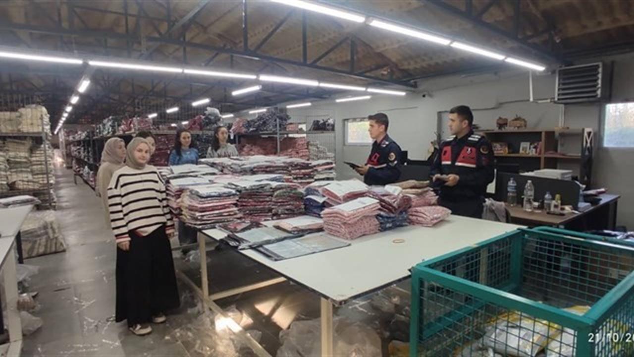 Düzce'de Jandarma, Kadın Acil Destek Uygulaması KADES ve UYUMA Projesi Hakkında Bilgilendirme Yaptı