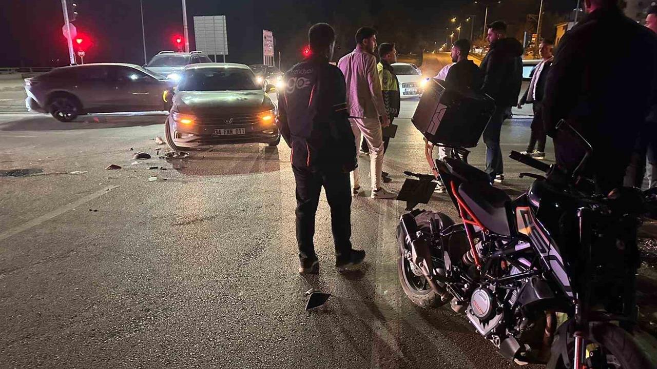 Adıyaman'da Motosiklet ile Otomobil Çarpıştı, 1 Kişi Yaralandı