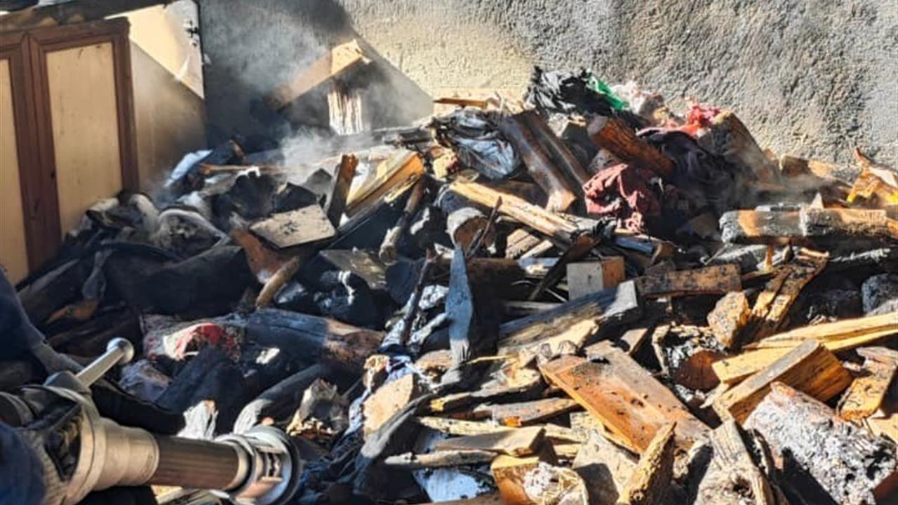 Van Edremit'te Çatı Yangını, İtfaiye Ekipleri Müdahale Etti