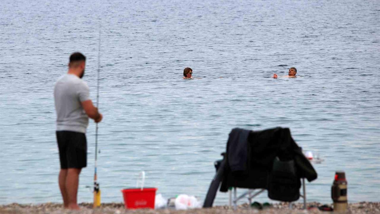 Antalya'da Kasım Ayında Denize Girenler, Sıcak Havanın Tadını Çıkarıyor