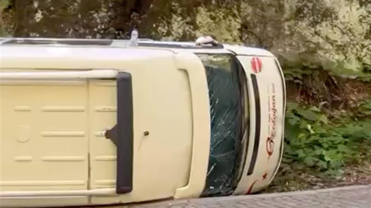 Bolu Yedigöller Milli Parkı'nda Kontrolden Çıkan Minibüs Devrildi, Yaralı Yok