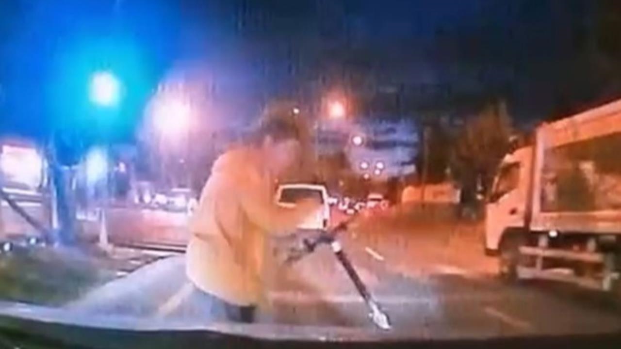 Mersin’de Kaza Kıl Payı Atlatıldı: Scooterli Genç Aniden Yola Fırladı, Aracın Altına Girmekten Son Anda Kurtuldu!