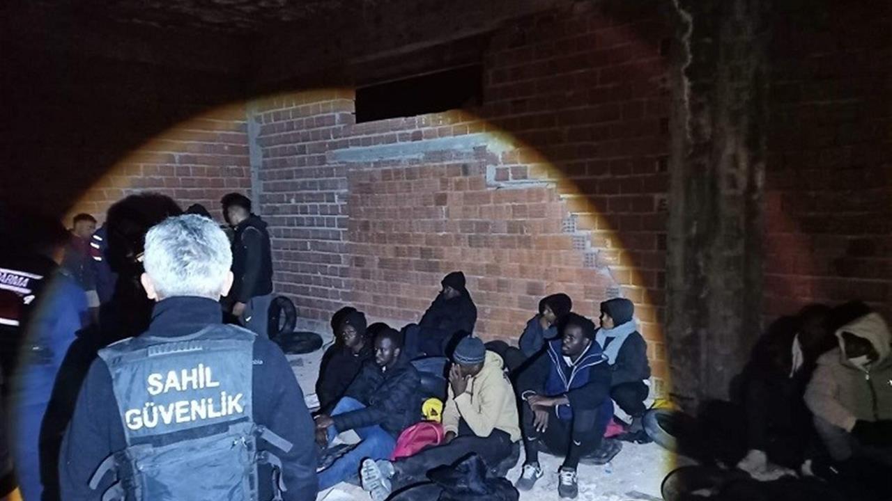 İzmir Çeşme'de Yasa Dışı Göçmenlere Yönelik Operasyonda 27 Kişi Tutuklandı