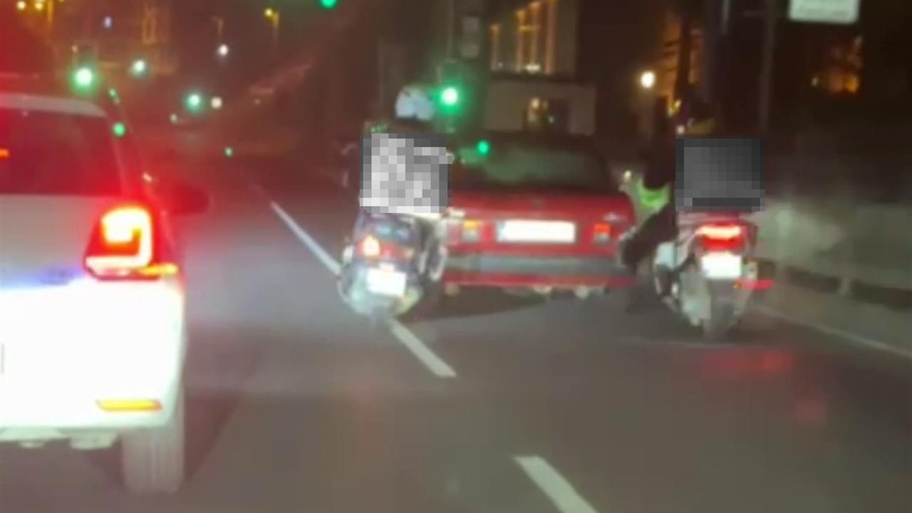 Eyüpsultan'da Arızalanan Araç İçin Motokuryeler Yardımda Bulundu