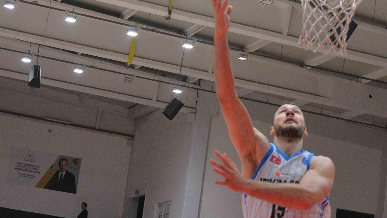 İstanbul Büyükçekmece'de Aliağa Petkimspor'u 89-85 Yendi