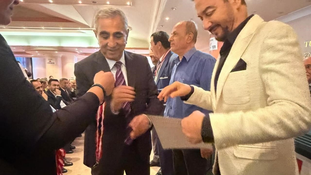 Başkan Sarı’ya "Altın Orkide Nişanı"