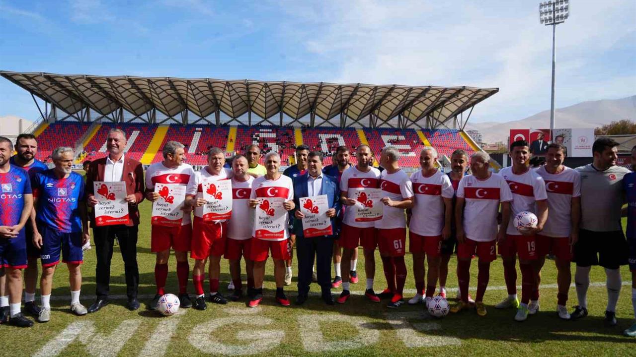 Niğde'de Efsane Futbolcularla Dostluk Maçı Düzenlendi