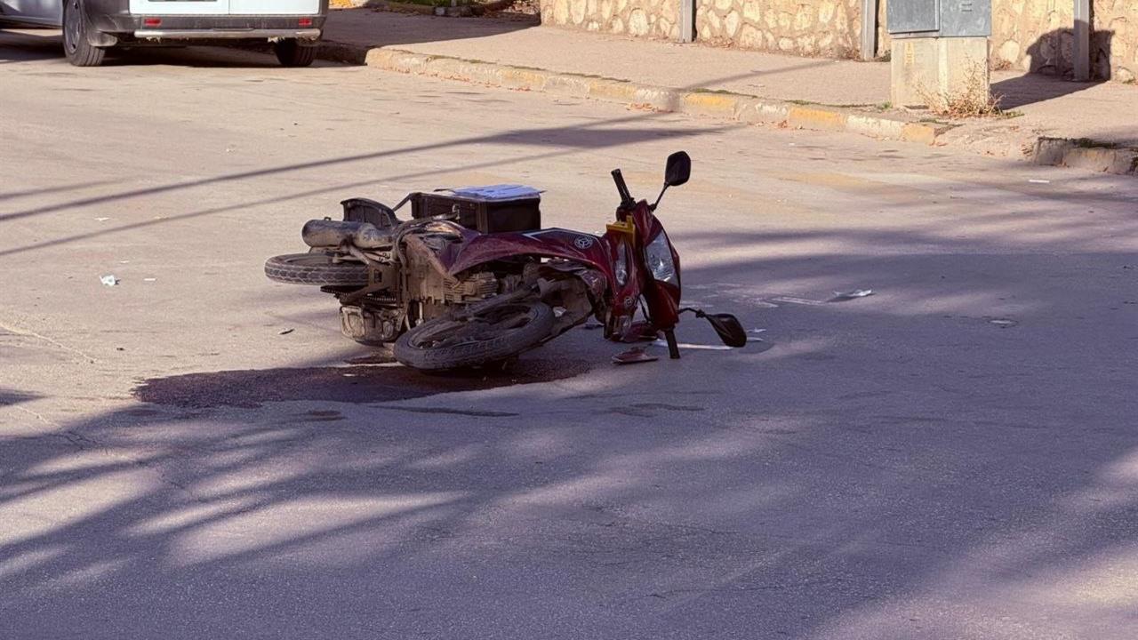 Isparta Yalvaç'ta Otomobil ile Motosikletin Çarpışması Sonucu Sürücü Yaralandı