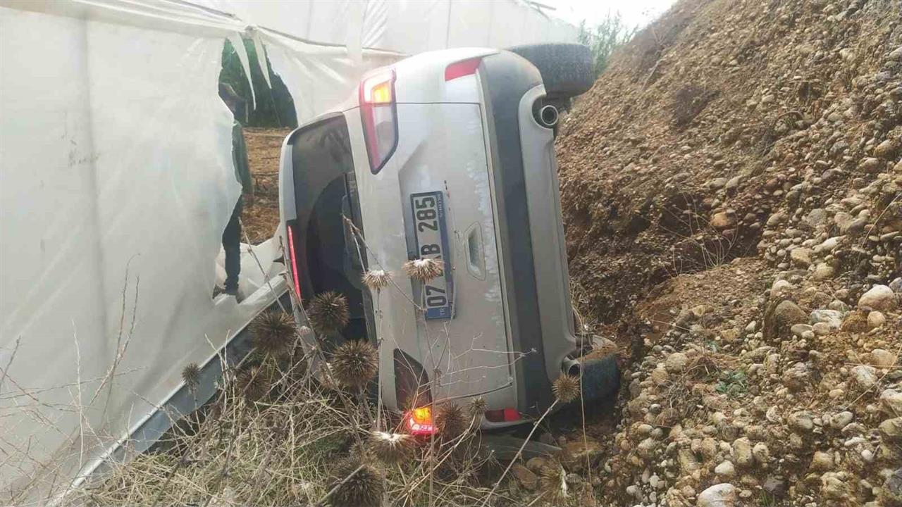 Antalya Serik'te Kontrolden Çıkan Otomobilin Devrilmesi Sonucu 5 Yaralı