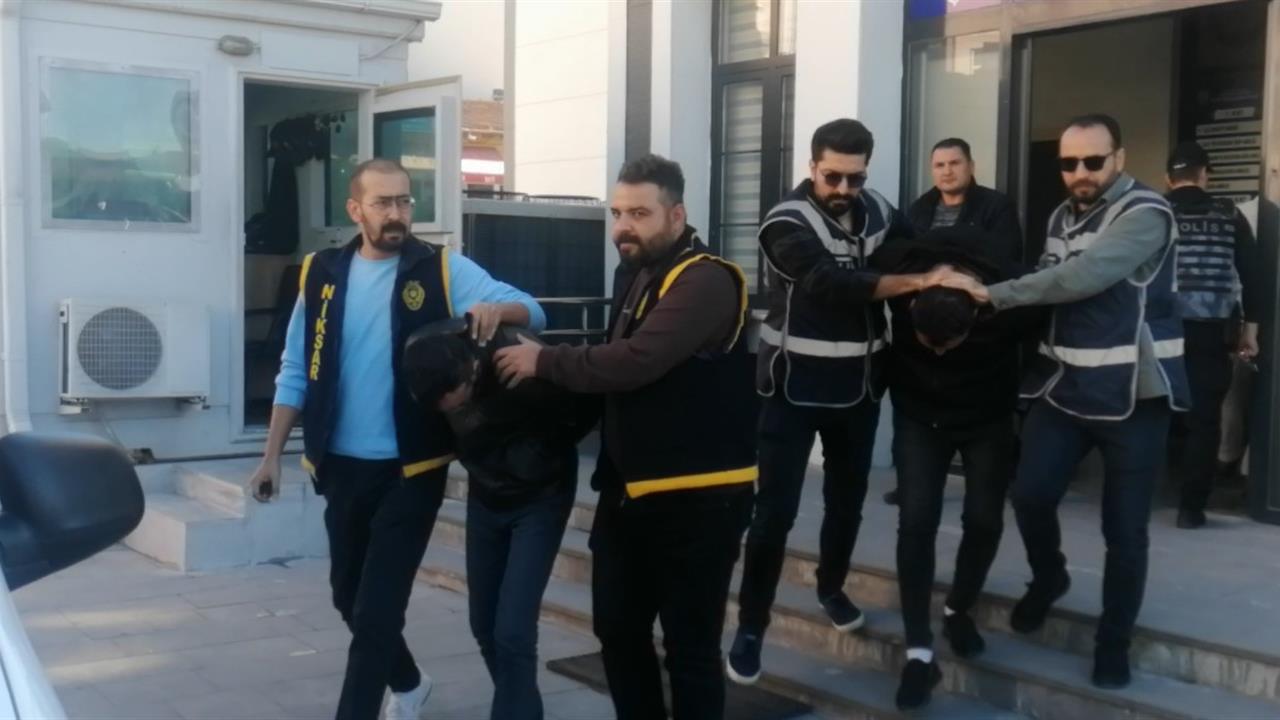 Tokat Niksar'da Yaşlı Çifti Dolandıran 2 Şahıs Tutuklandı