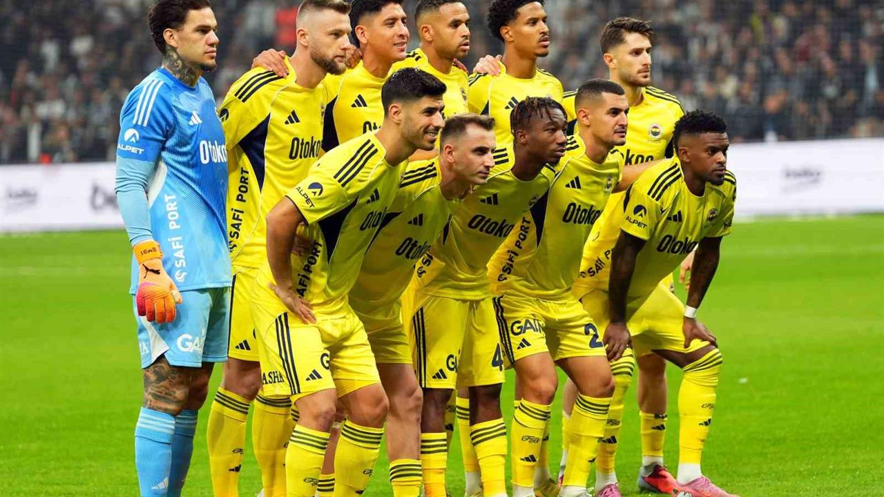 İstanbul'da Beşiktaş ile Oynanan Derbide Tedesco'nun Tek Değişiklikle Çıkması Dikkat Çekti