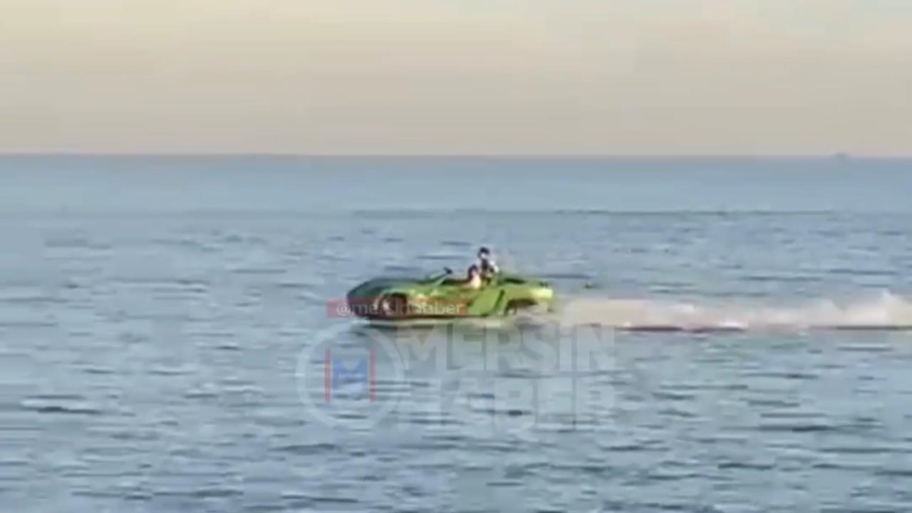 Mersin Sahilinde Otomobil Görünümlü Tekne Büyük İlgi Gördü