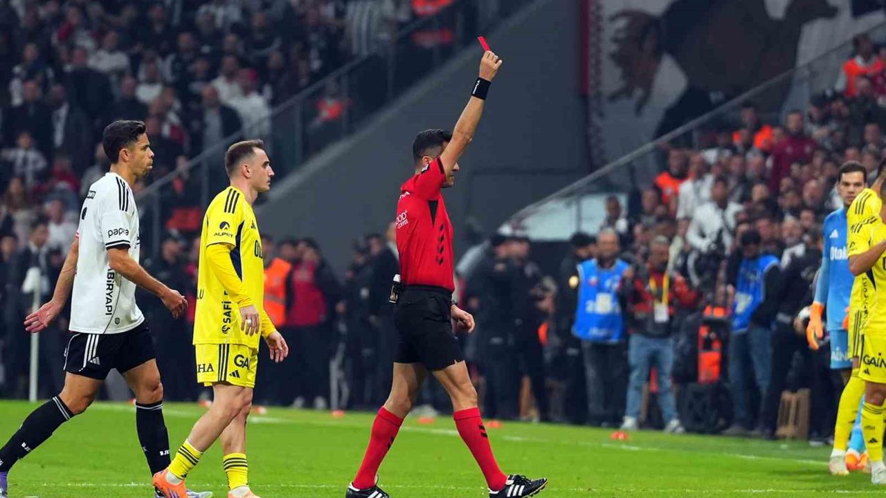 İstanbul Beşiktaş-Fenerbahçe Derbisinde Orkun Kökçü Kırmızı Kartla Oyundan Atıldı