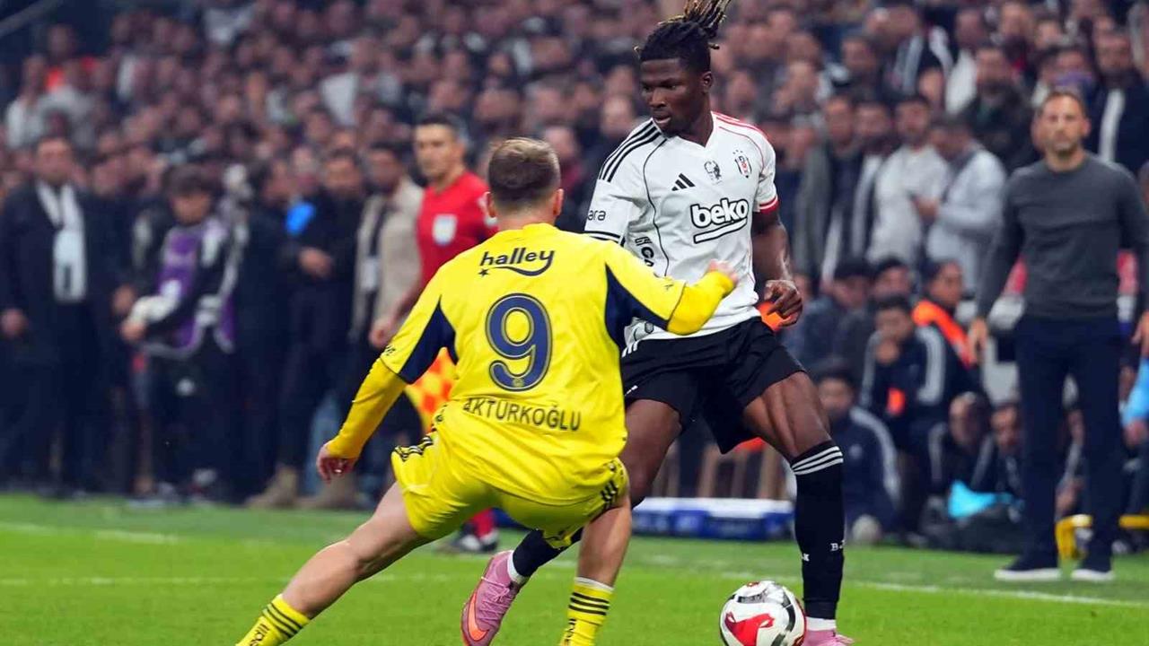 İstanbul'da Beşiktaş ve Fenerbahçe Arasında Oynanan Derbide İlk Yarı Sonucu 2-2