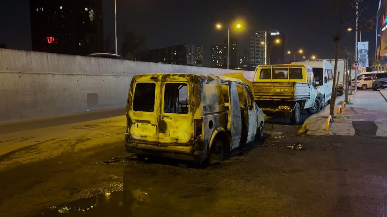 Küçükçekmece'de Seyir Halindeki Hafif Ticari Araç Alev Aldı