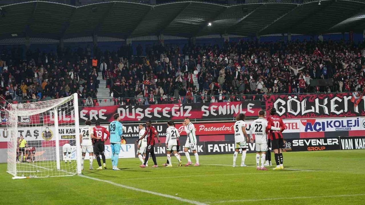 Vanspor FK, Sakaryaspor'u 3-2 mağlup ederek önemli bir galibiyet elde etti.