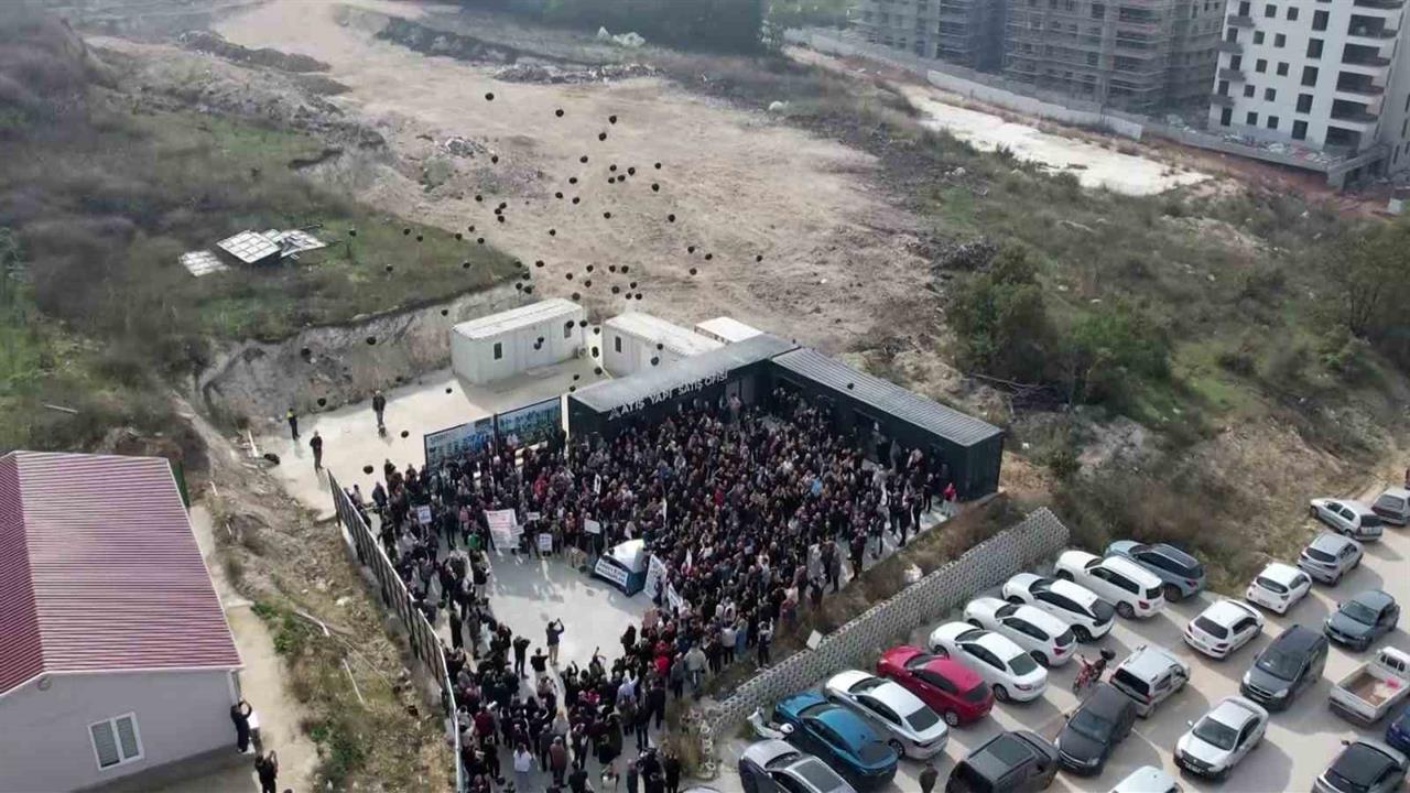 Bursa'da 3 Bin 500 Aile, Atış Yapı'ya Tepki Olarak Siyah Balon Bıraktı