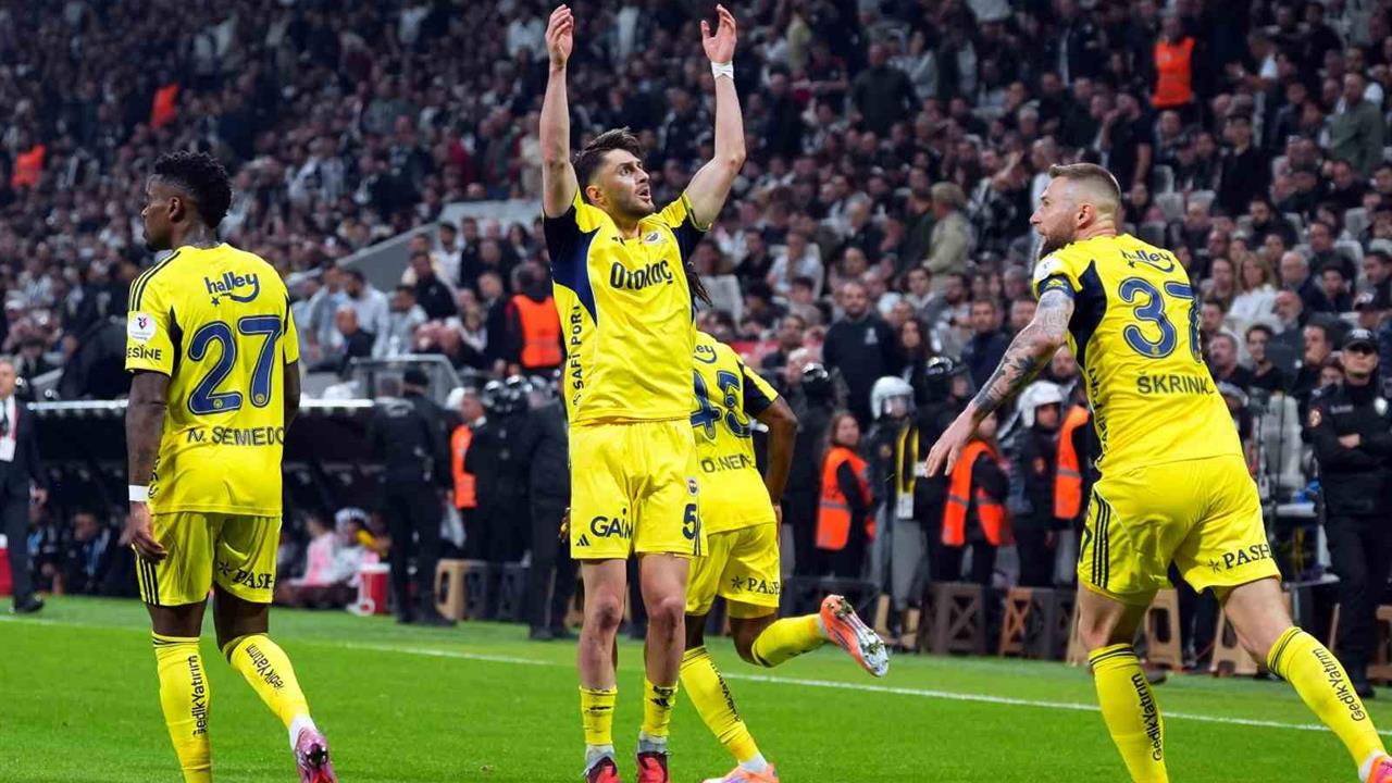 İstanbul'da Fenerbahçeli İsmail Yüksek, Beşiktaş'a Karşı İlk Golünü Attı