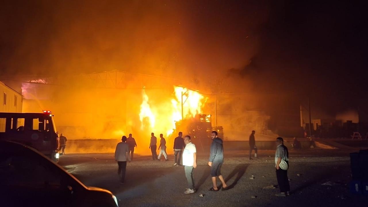 Antalya Aksu'da Meyve-Sebze Paketleme Fabrikasında Yangın Meydana Geldi