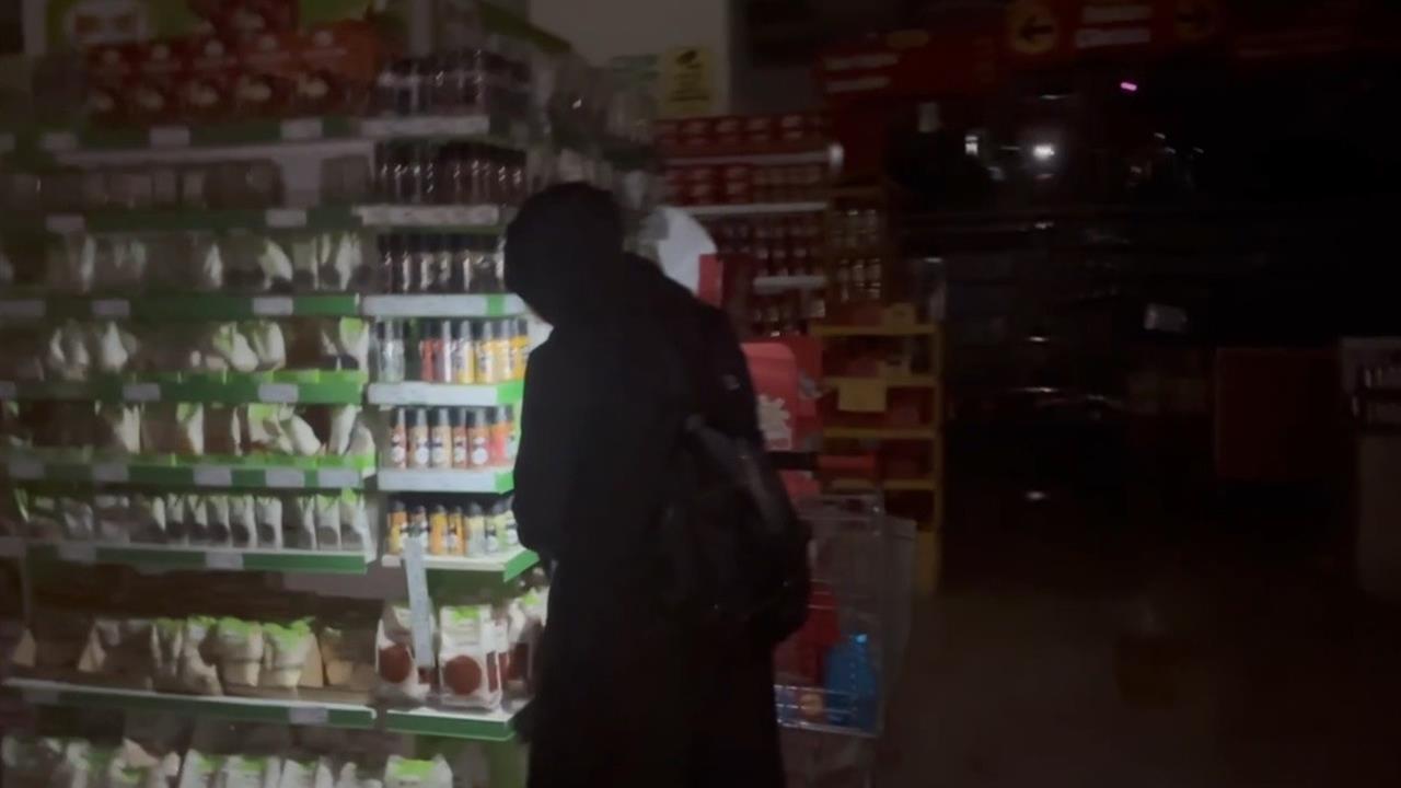 Erzincan'da Elektrik Kesintisi Nedeniyle Marketlerde Cep Telefonu Işığı Kullanıldı