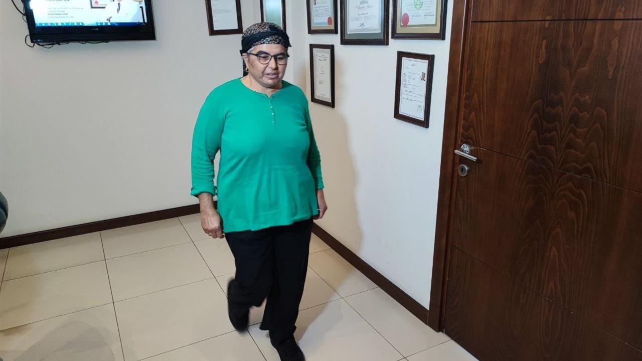 Adana'da Parkinson Hastası Necla Sarıhan, Ameliyatla Yeniden Yürümeye Başladı