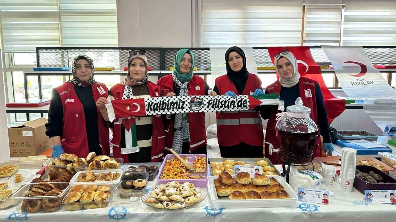 Erzurum Atatürk Üniversitesi Özel Vakıf Okulları, Filistin'e destek amacıyla hayır çarşısı düzenledi.