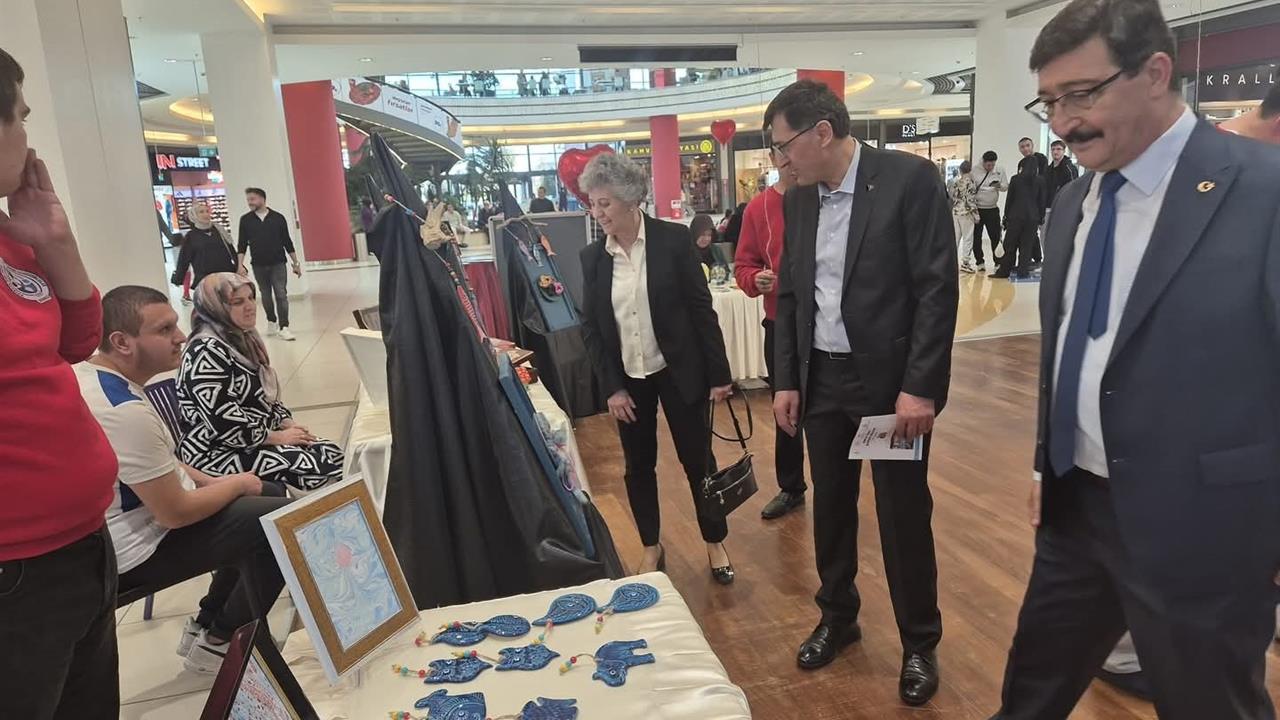 Kütahya'da Başkan Kahveci, Özel Çocukların Eserlerini İnceledi