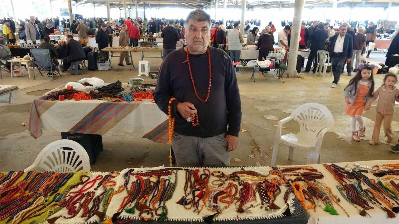 Kütahya'da 30 Yıldır Şehir Şehir Dolaşarak Tespih Satan Erdal Sevinç, Tespihin Huzur Kaynağı Olduğunu Belirtti