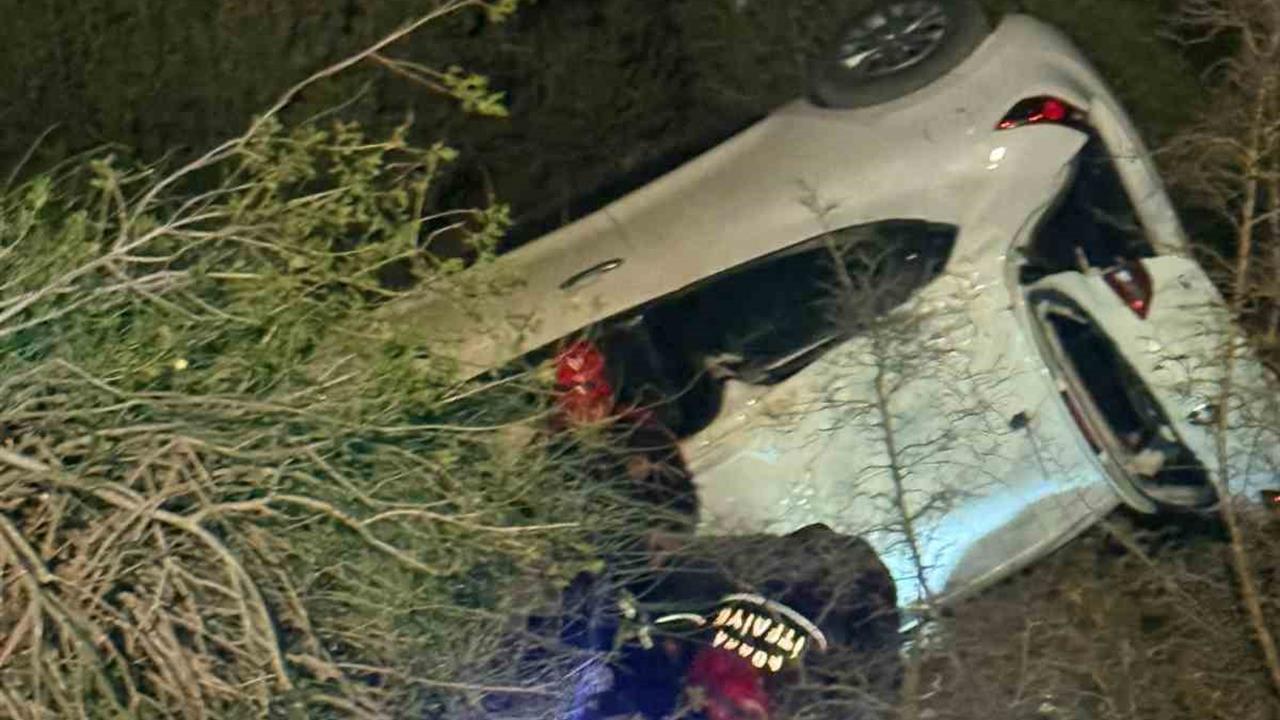 Adana Sarıçam'da Kontrolden Çıkan Araç Devrildi, Sürücü Kurtarıldı