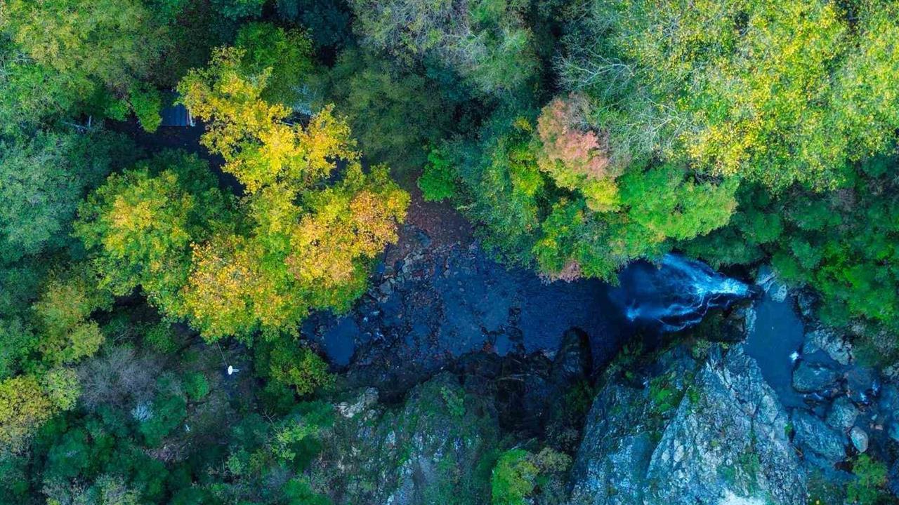 Bursa Gemlik'teki Sudüşen Şelalesi, Sonbahar Renkleriyle Ziyaretçilerini Ağırlıyor