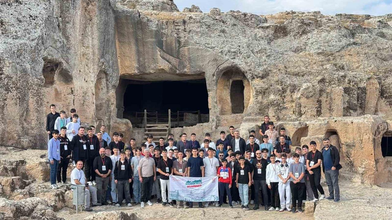 Bayburt'tan Gelen Öğrenciler Diyarbakır'daki Tarihi Mekanları Ziyaret Etti