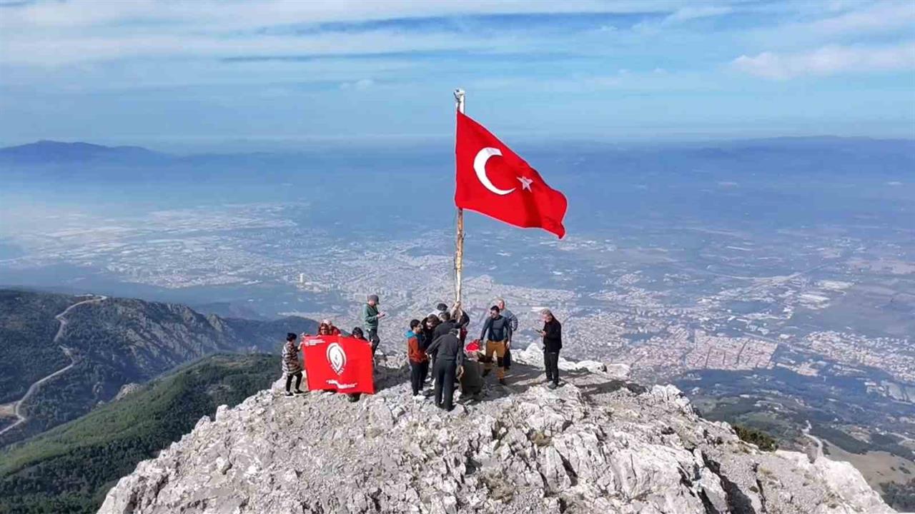 Manisa'nın Spil Dağı Zirvesinde Görme Engelliler Bayrak Değişim Töreni Gerçekleştirdi