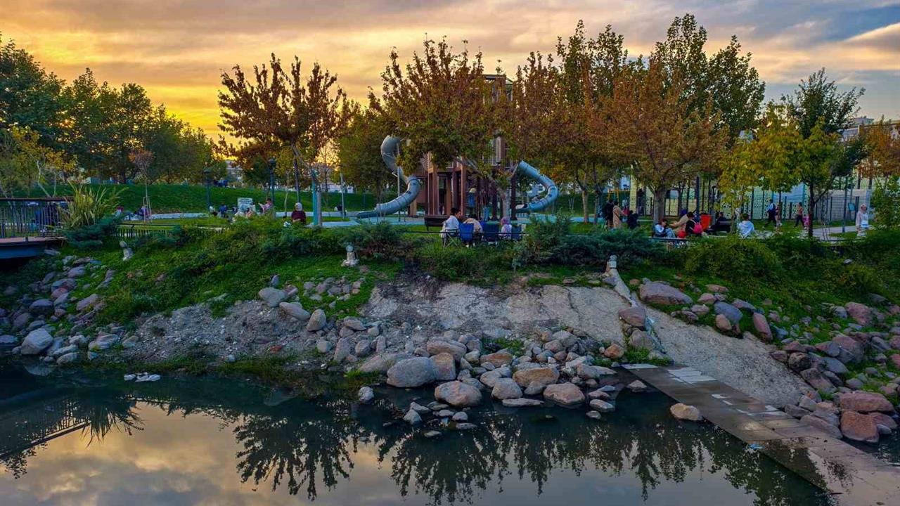 Manisa Atatürk Kent Parkı'nda Sonbahar Güzellikleri Görücüye Çıktı