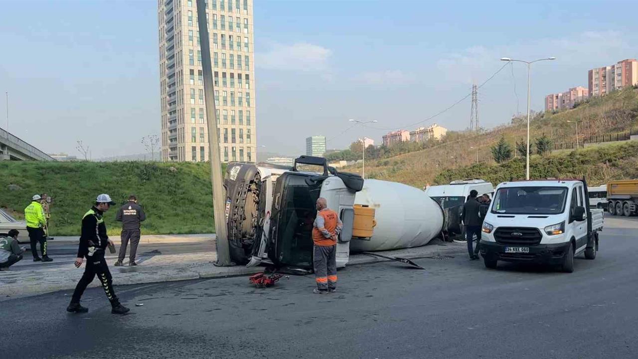 İstanbul Sarıyer’de Virajı Alamayan Beton Mikseri, Boş Öğrenci Servisine Çarptı