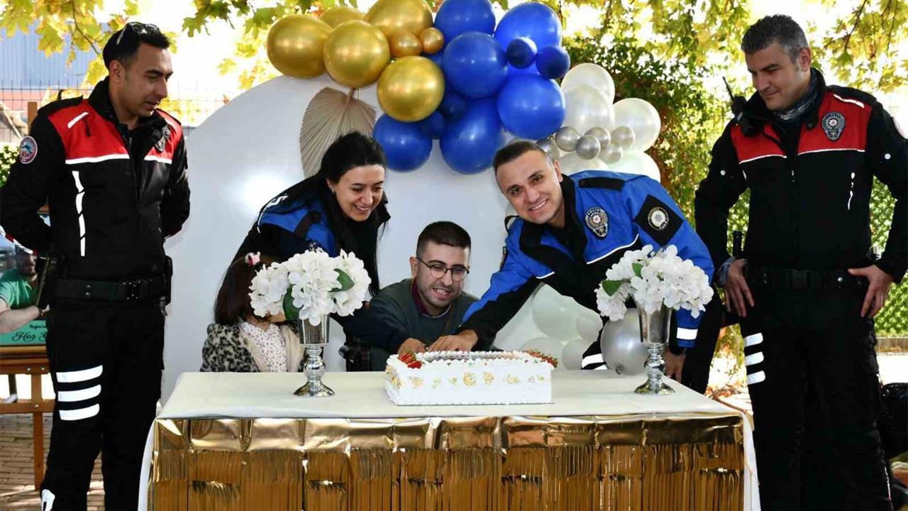 Kırıkkale'de Cam Kemik Hastası Buğra'nın Doğum Günü Polisler Tarafından Kutlandı