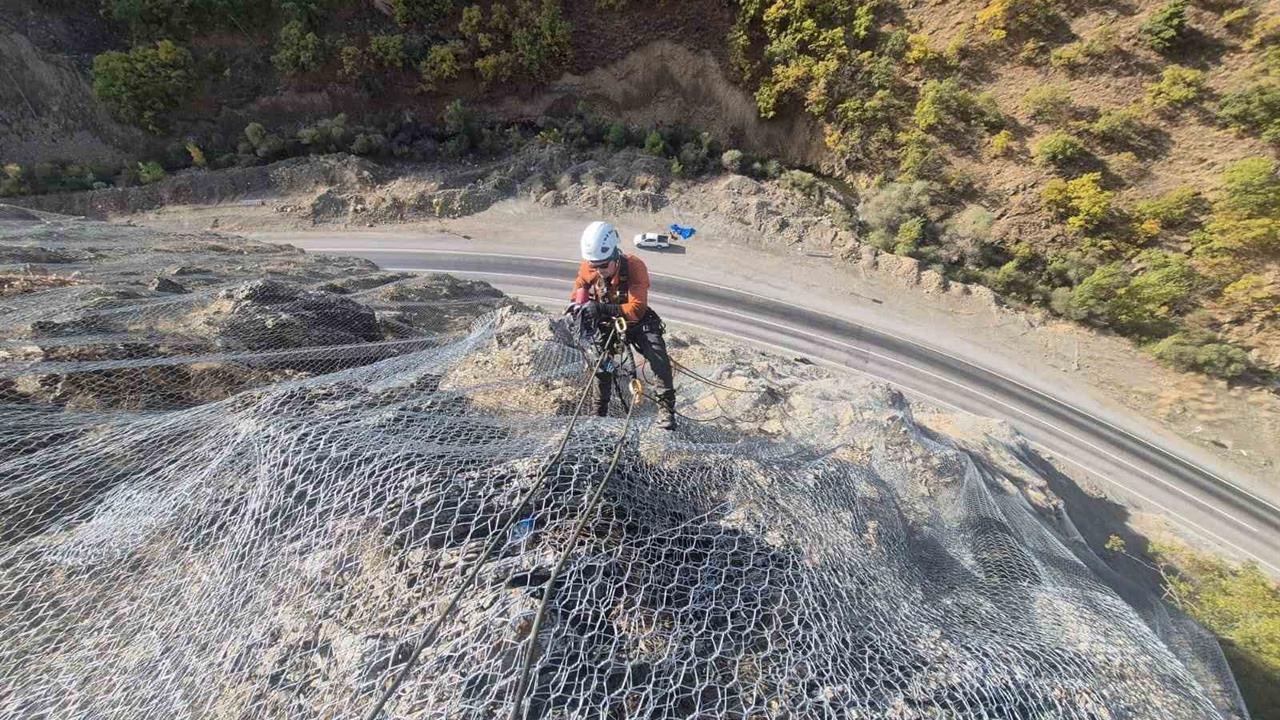 Tunceli Pülümür Yolunda Taş Düşmesine Karşı Güvenlik Önlemleri Alındı