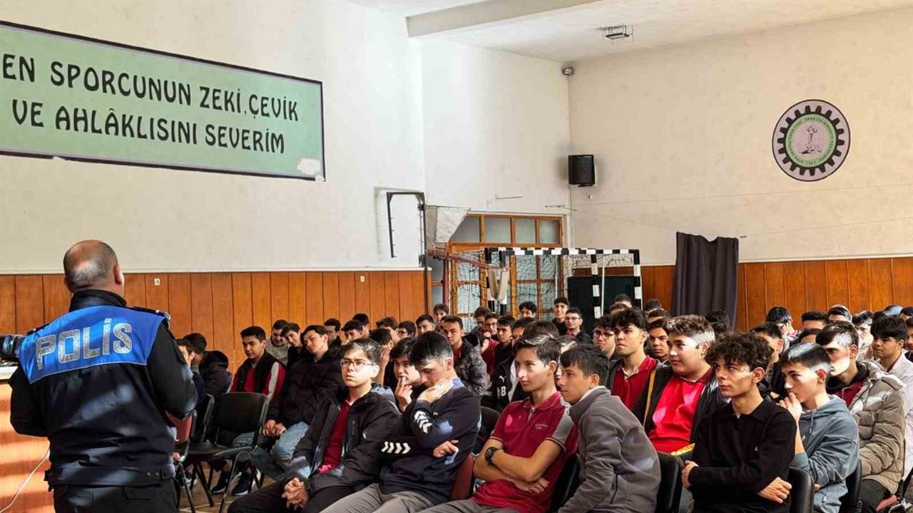 Afyonkarahisar'da Lise Öğrencilerine Güvenli İnternet ve Trafik Eğitimi Verildi