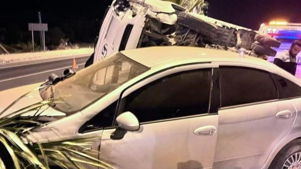 Erdemli'de Korkunç Kaza: 2 Araç Parçalandı, Yaralılar Ambulansla Taşındı!