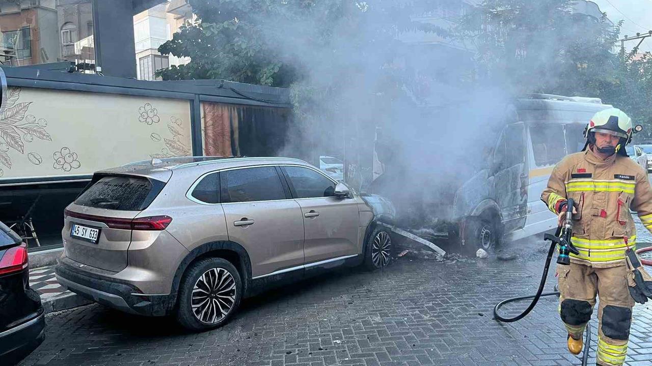 Manisa Turgutlu'da Öğrenci Servisi Yangınında 13 Çocuk Kurtarıldı