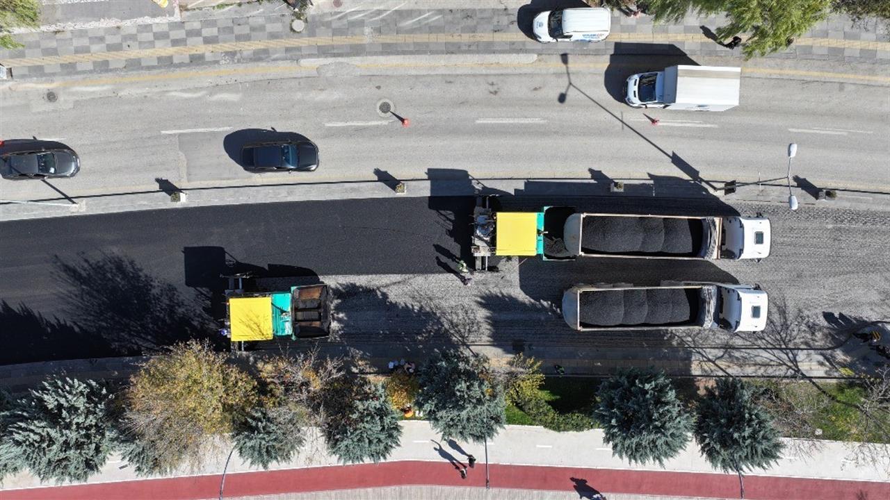 Gölbaşı'nda Mogan Gölü'ne Bağlayan Caddede Sıcak Asfalt Serimi Gerçekleştirildi