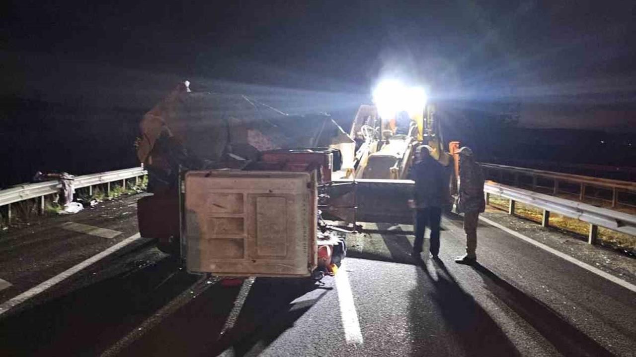 Bolu Yeniçağa'da Traktör ile Hafif Ticari Araç Çarpışması Sonucu 5 Kişi Yaralandı