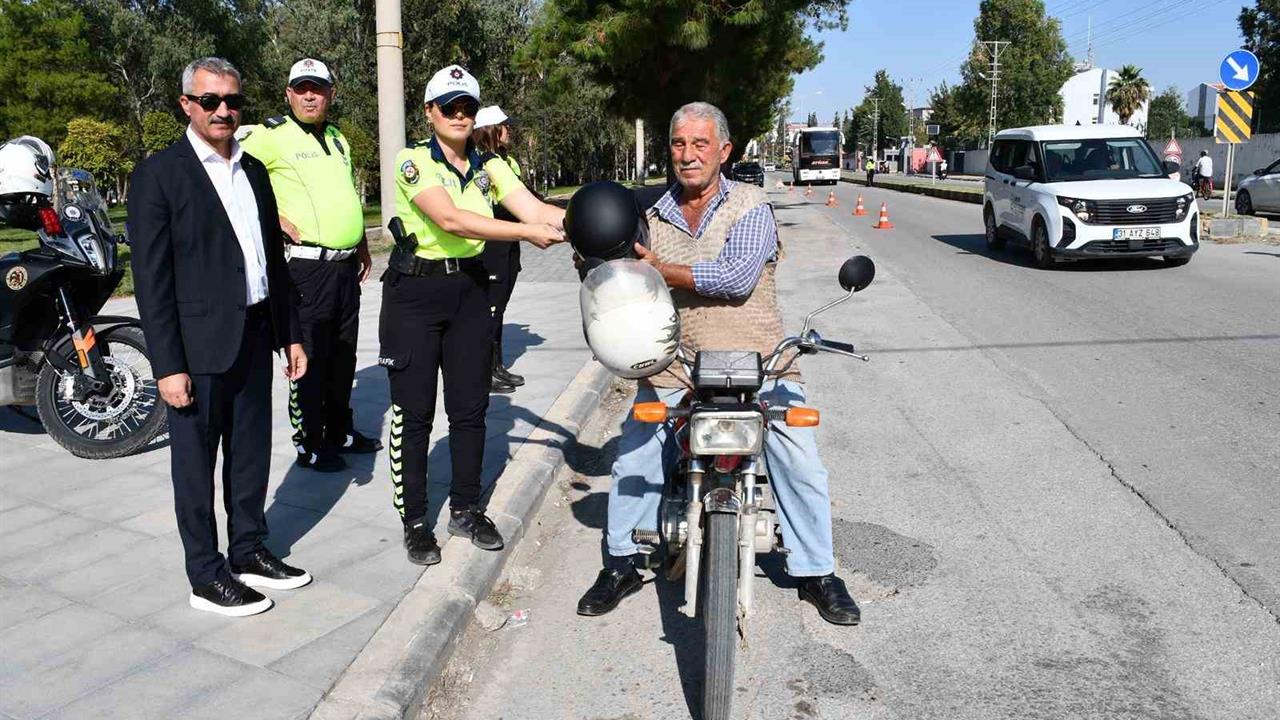 Dörtyol'da Motosiklet Kazalarının Önlenmesi İçin Kask Dağıtımı Yapıldı