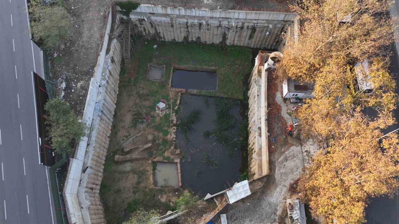 Beşiktaş İstanbul'da Kazı Alanı Su İçinde Kaldı